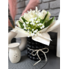 Kompozycja piankowych tulipanów w ceramicznym czarnym wazonie